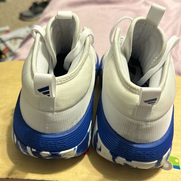 NWT LIGHTWEIGHT Adidas BASKETBALL SHOES WITH PLENTY OF STRUCTURE AND SUPPORT. - Picture 7 of 7